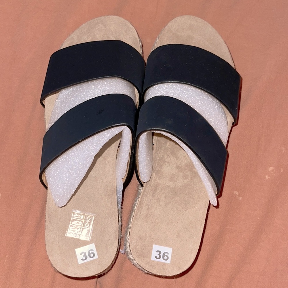 🪅Brand New Never Worn Slides 🪅 🌴SummerClearanceSale🌴
